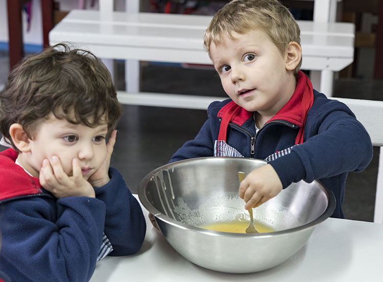 niños en taller de cocina